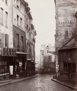 Rue de la Montagne-Sainte-Geneviève nær krydset ved Rue LaPlace (Rue de la Montagne-Sainte-Geneviève prés de carrefour de la rue LaPlace) af Charles Marville