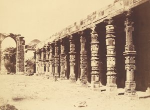 Interiør i det hinduistiske tempel i Kootub af Charles Moravia