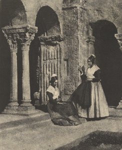 [Kvinder fra Arles i klostergangen ved Saint-Trophime] af Charles Nègre