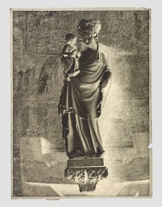 Skulptur af Maria med barn i Notre-Dame, Paris