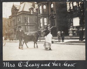 Folk klædt ud som Kate og Patrick OLeary med deres ko som en del af 40-års jubilæumsfejringen af 1871 Chicago Fire, 1911 af Charles R. Clark