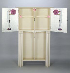 Skabe, lavet til 14 Kingsborough Gardens, Glasgow, 1902 (malet eg) 88;to figurer på sidedørene i arabisk kappe og turban, der holder lanterner; af Charles Rennie Mackintosh