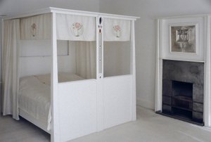 Møbler designet til nr. 120 Mains Street, Glasgow, himmelseng, ca. 1900 (malet træ og emalje) af Charles Rennie Mackintosh