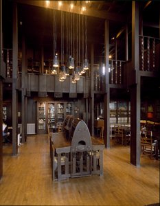 Indvendigt billede af læsesalen på School of Fine Arts designet af arkitekten Charles Rennie Mackintosh (1868-1928) af Charles Rennie Mackintosh