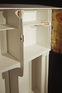 Hvidt skab designet til Mrs. Rowat, 1902 (træ, farvet glas, emalje) af Charles Rennie Mackintosh
