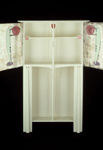 Hvidt skab designet til Mrs. Rowat, 1902 (træ, farvet glas, emalje) af Charles Rennie Mackintosh