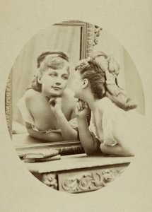 Portræt af skuespillerinden Henriette Victoire Drouard (1851-1923). af Charles Reutlinger