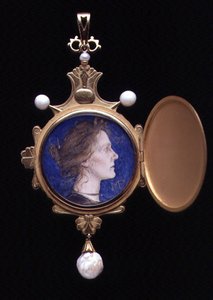 Pegasus vedhæng indeholdende miniature af Miss Edith Emma Cooper (1862-1913) 1901 (blyant & wc på emalje) (se 109662 for eksteriør)