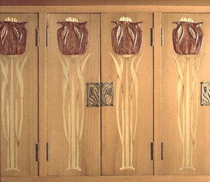 Detalje af udskåret indlæg på kabinettet, lavet af Håndværkslauget, ca. 1898-99 (mahogni, kristtorn og messing) af Charles Robert Ashbee