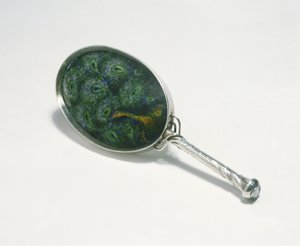 Håndspejl designet af Ashbee med påfugledesign emaljeret af William Mark, lavet af håndværkslauget, 1903 (sølv)
