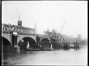 Nedrivning af Waterloo Bridge, City of Westminster, Greater London Authority, 1936. af Charles William Prickett