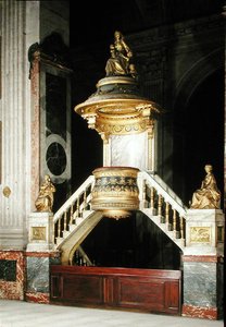 Prædikestol med forgyldte figurer af Faith and Hope af Guesdon og Charity af Dumont