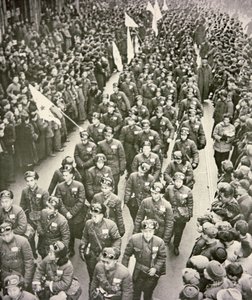 Kinesisk lægekorps forlod Shanghai til Korea i 1951 (s/h foto) af Chinese Photographer