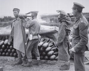 Kinesisk enhed opbevarer luftbomber ved et ammunitionsdepot i Frankrig af Chinese Photographer