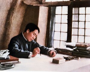 Mao skriver sit værk ""Fra langvarig krig"" i en hule i Yenan af Chinese Photographer