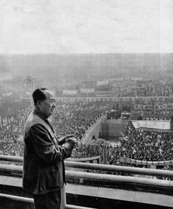 Portræt af det kinesiske statsoverhoved Mao Tse-Tung (Mao Ze-Dong eller Mao Zedong eller Mao Tse Toung eller Mao Tso Tong) (1893-1976) under kommunistpartiets mindehøjtidelighed. Kina, omkring 1960.