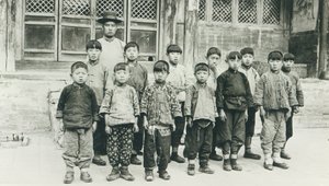 Skolelærer og elever af Chinese Photographer