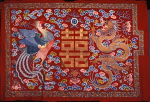 Et kinesisk ophæng af rød uld med en central karakter i forgyldt tråd flankeret af en Fønix og en drage, 1800-tallet af Chinese School