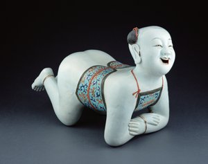 En kinesisk porcelænspude i form af en halvnøgen dreng (porcelæn)