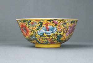 En fin famille rose gul-malet skål, 1821-1850 af Chinese School