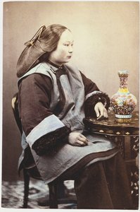 A hand tinted photograph of a young Chinese womandani af Chinese School