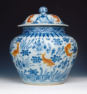En emaljeret blå og hvid "Fish" krukke og låg, 1522-1566 af Chinese School