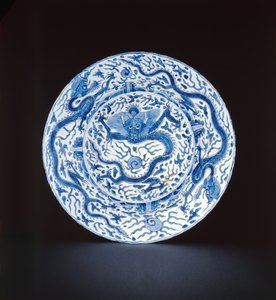 Blåt og hvidt fad malet med drager, Wanli eller Chongzheng, 1600-35 (porcelæn)