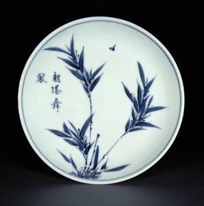 Blåt og hvidt kosometsuke tallerkenfad malet med bambus og kalligrafi, Tianqi mærke og periode, 1621-27 (porcelæn) af Chinese School