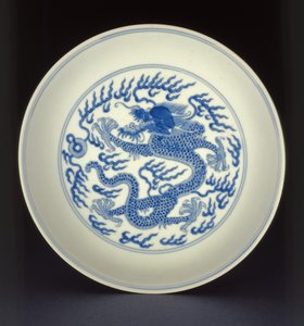 Blåt og hvidt porcelænsfad malet med en drage, Qianlong mærke og periode, 1736-1795 (porcelæn)