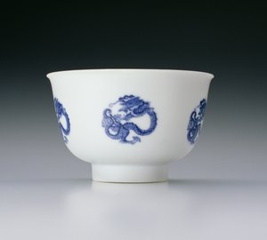 Skål, dekoreret med dragerunder, Kangxi-mærke og periode 1662-1722 (porcelæn med blå underglasur) (se også 142285)
