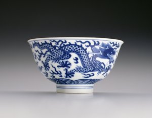 Skål med drager og bølger, Xianfeng-mærke og periode 1851-61 (porcelæn med blå underglasur) (se også 142299)
