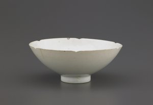 Skål med kant, Jingdezhen, Jiangzi-provinsen, Northern eller Southern Song-dynasti (keramik)