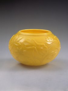 Udskåret skål, Qianlong periode (1736-95) (farvet glas) (se også 272125)