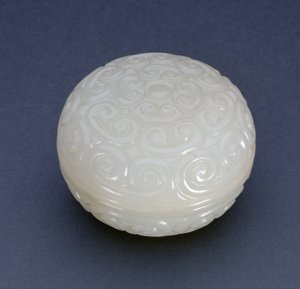 Circular Seal-Paste Box af Guri-lakstil med lingzhi-ruller, Ming-dynastiet (hvid sten) (se også 241120) af Chinese School