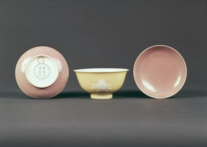 Cirkulær skål, Chien Lung periode (1736-95) (keramik) af Chinese School
