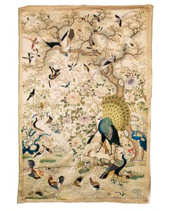 Broderet panel med et par påfugle og talrige andre fugle under et knudret træ med pæoner og prunus blomst, Canton af Chinese School