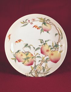 Famille rose tallerken dekoreret med et mønster af abrikoser, Qing-dynastiet (porcelæn)