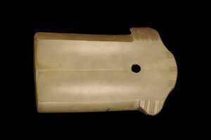 Fragment af dolkøkse (ge) sent Shang til tidligt vestlige Zhou-dynasti, 12.-10. århundrede f.Kr. (jade) af Chinese School