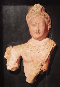 Hoved og buste af en Bodhisattva i fyrstedragt, fra Kumtura, Xinjiang, 7.-8. århundrede (malet kolbe)