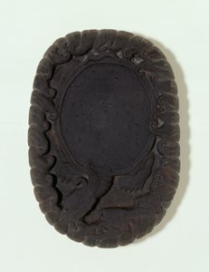 Blæksten udskåret som den store mytiske Lo-shu-skildpadde blandt bølger, sandsynligvis Ming-dynastiet (grå tuan-sten) (under vandet) (se også 142695-6)