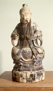 Lao-Tzu (ca. 604-531) iført kronen af en mester (malet træ)