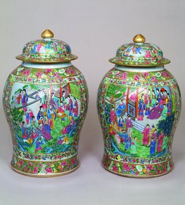 Par Canton famille rose balustervaser og kuplede betræk, tidligt 1800-tal af Chinese School