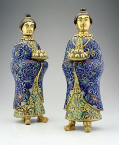 Et par kvindelige ledsagere, Qianlong-periode, 1736-95 (cloisonne-emalje) af Chinese School