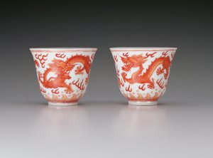 Et par vinkopper, forestillende femklørede drager på jagt efter flammende perler, Guangxu-mærke og periode 1875-1908, kinesisk (porcelæn med jernrød dekoration)
