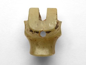 Vedhæng i form af et bovint hoved, omarbejdet, ca. 1100-1000 f.Kr. af Chinese School