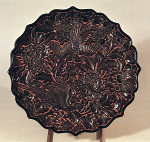 Tallerken med blomstermotiver og to fugle, Yuan-dynastiet (1271-1368) (lakeret træ)