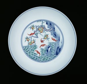 Porcelænsfad malet i underglasur blå og ducai emalje, 1723-1735 (porcelæn)