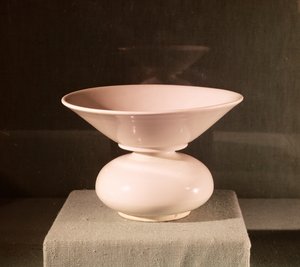 Porcellan spyttekasse, fra Xian, Shaanxi, Tang-dynastiet (618-907 e.Kr.) (porcelæn)