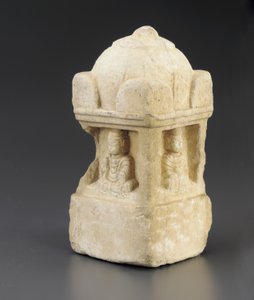 Lille stupa, hvælvet tag og buddhistiske figurer, der indtager fordybninger på alle 4 flader, firkantet piedestal, Opdelingsperiode, 557-581 af Chinese School