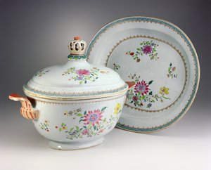 Terrin, dæksel og stativ, Qianlong periode, 1736-95 (famille rose porcelæn)